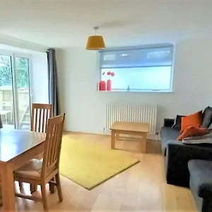 Apartamento 2 Bedroom Victorian Garden Flat, Londres